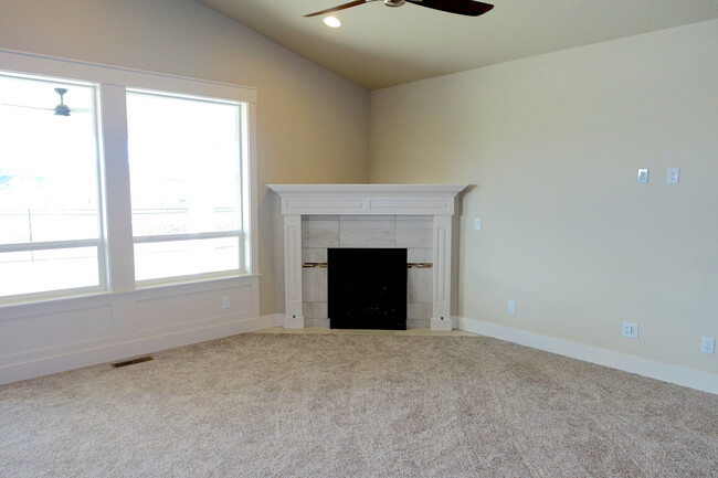 Building Photo - Newer 4-Bedroom Custom Home