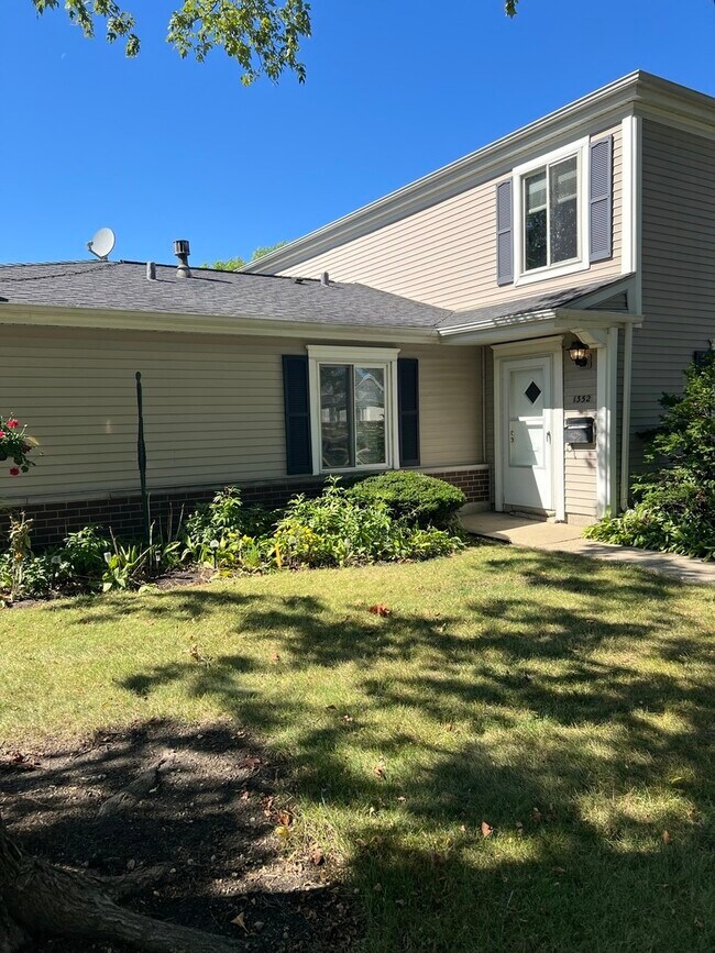 Building Photo - 1352 Cove Dr