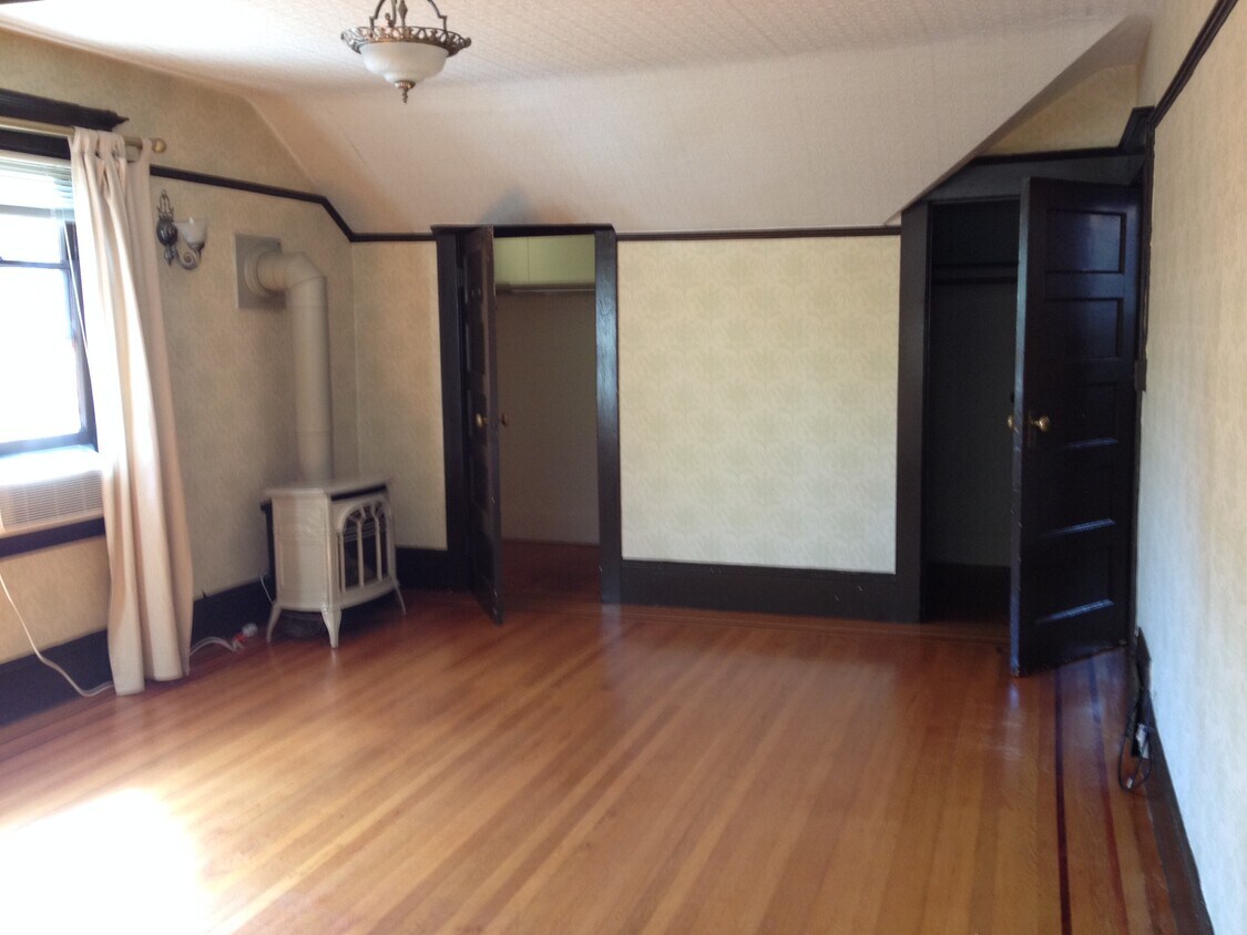 Master bedroom - 5557 Lawton Ave
