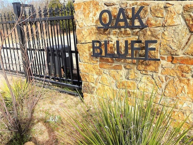 Building Photo - 650 Oak Bluff Dr