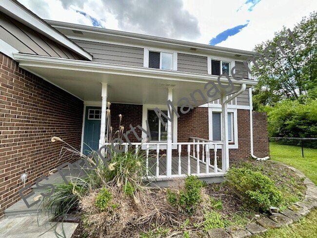 Building Photo - 4 Bedroom 2 Bathroom Two Story Home with T...