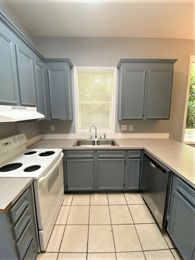 Foto del edificio - Downtown Cornelius! Minutes from Lake Norman! 2 Bedroom, DUPLEX!