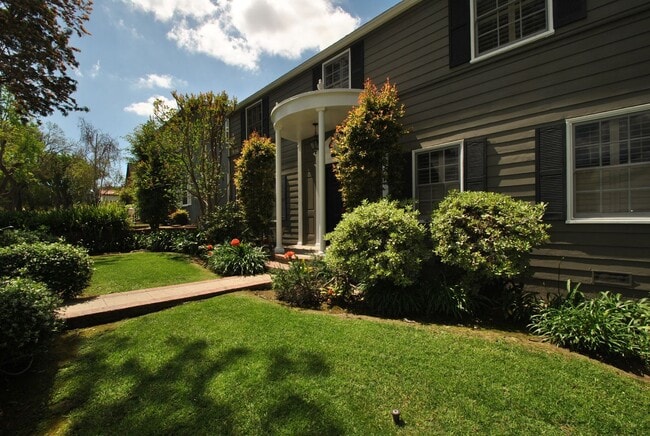 Photo - Stunning Colonial Revival in Bixby Knolls House