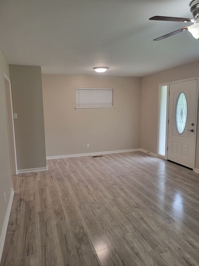 Building Photo - 6615 Blue Bird Dr