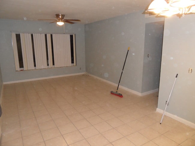 Living Room Facing West - 2700 NW 39th Way