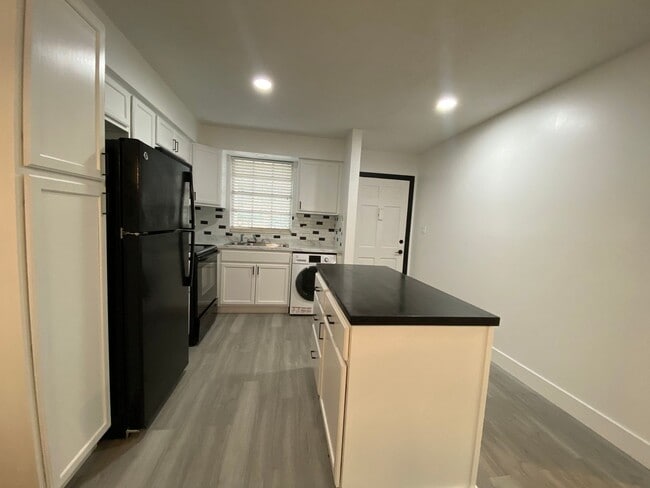 Foto del edificio - Charming 1-Bedroom Condo in Scenic Winter ...