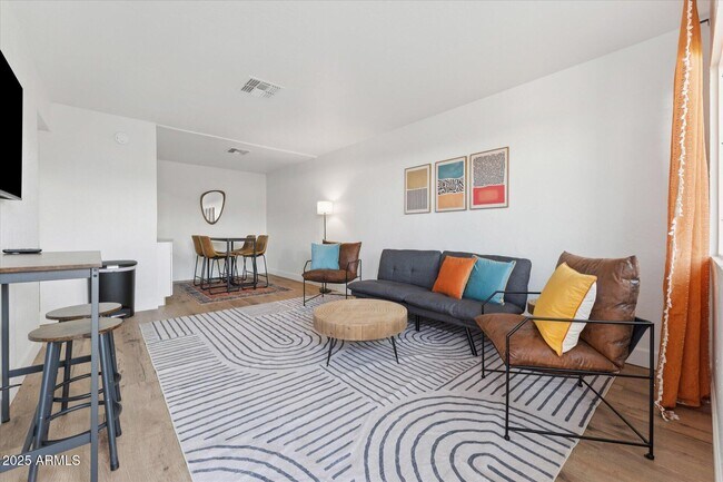 Foto del edificio - 2739 E Tamarisk Ave