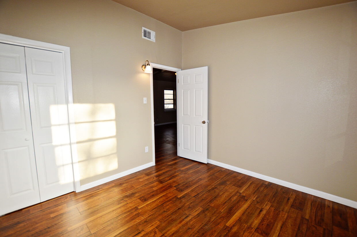 Primary Photo - 1221 Crest Park Dr
