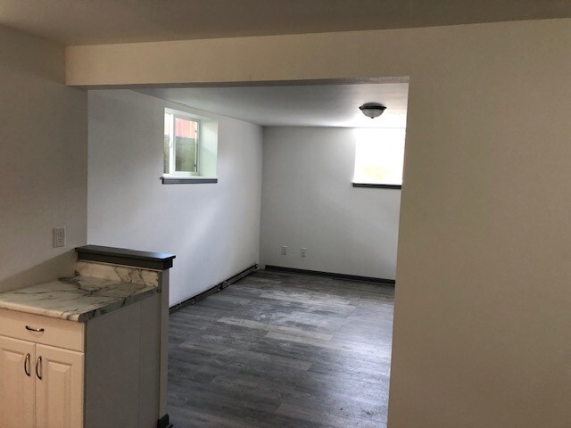 Amplia sala de estar - 1311 W 1st St