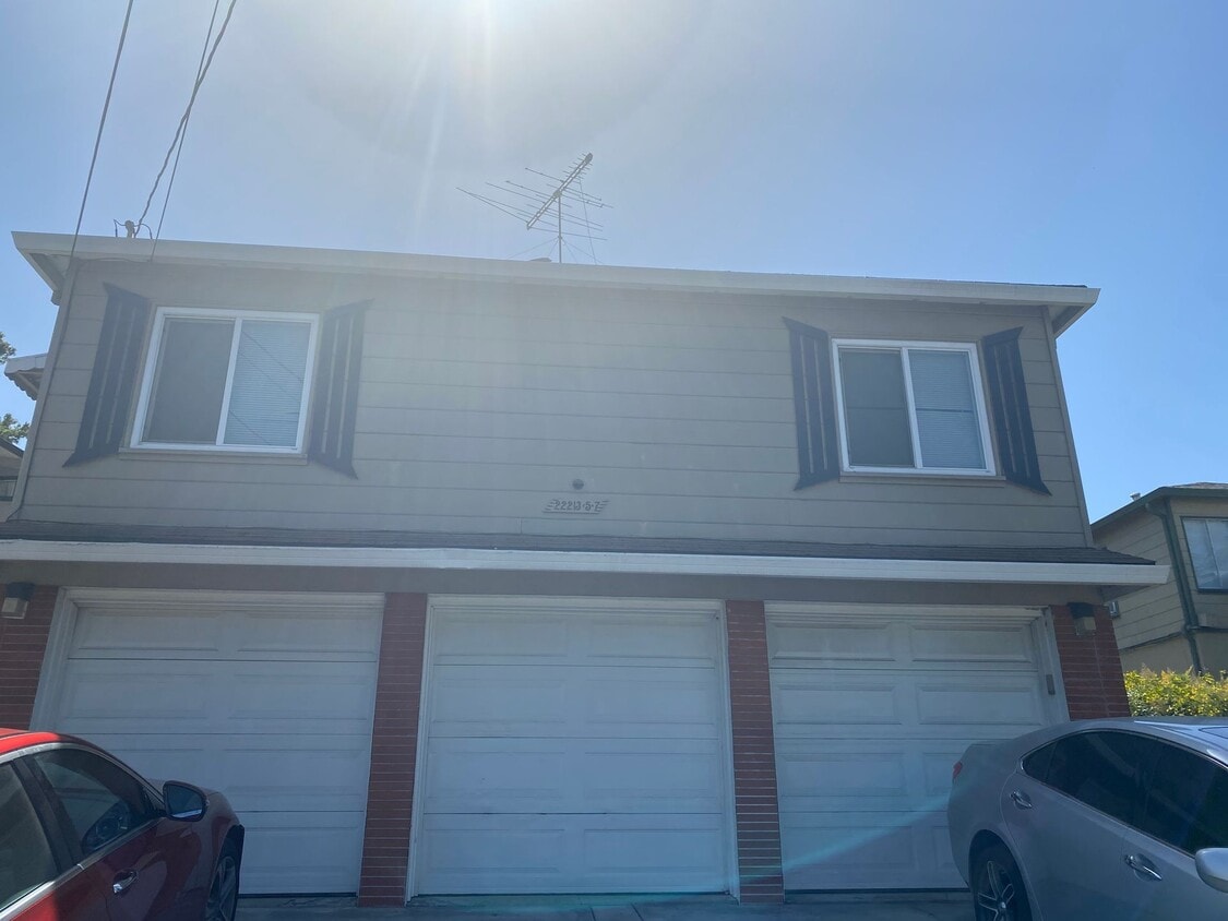 Primary Photo - 2 bed/1 bath with garage