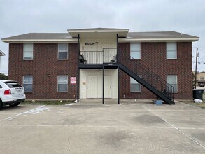 Building Photo - 1603 Cedarhill Dr