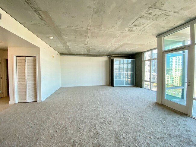 Building Photo - Stunning 11th Floor Studio w/ Washer/Dryer...