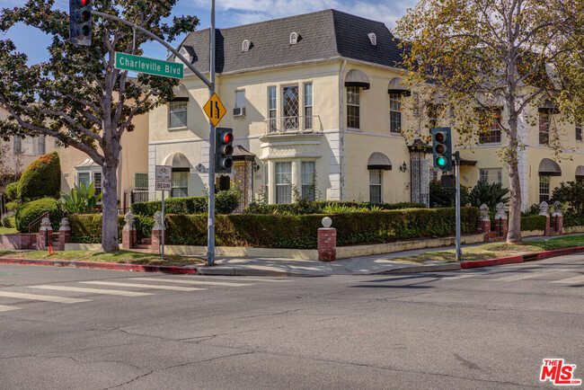 Foto del edificio - 201 Doheny Dr