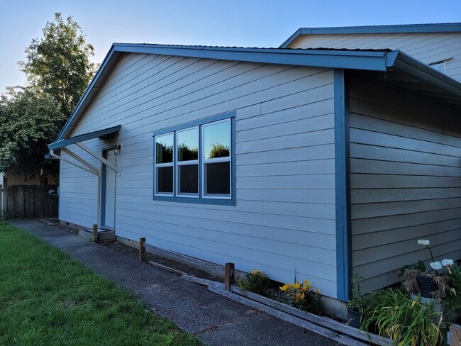 Apartamento con entrada por la parte trasera de un 4plex con patio privado. - 1045 S Jasper St