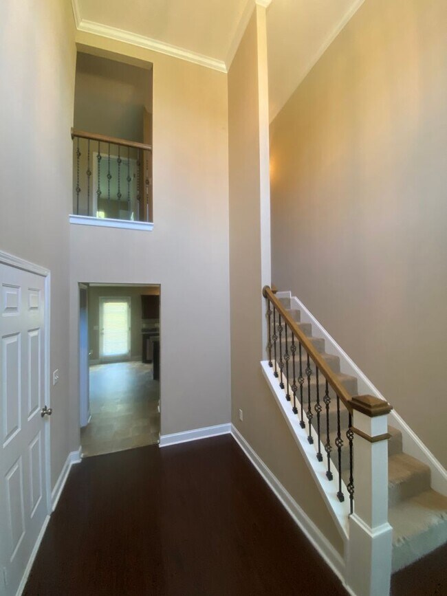 Building Photo - HUGE FENCED YARD, COMMUNITY POOL, AVAILABL...