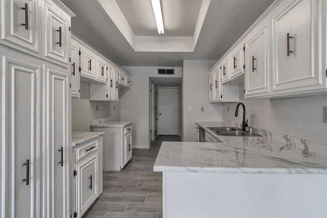 Building Photo - Spacious family home in a great neighborhood