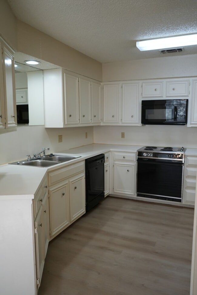 Building Photo - Southwest Lubbock 3 Bedroom