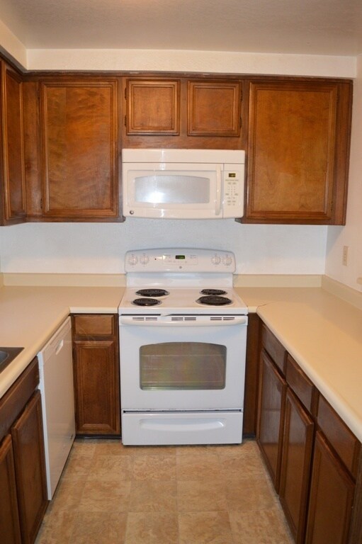 Foto del edificio - Spacious and Conveniently Located with Private Patio and Parking