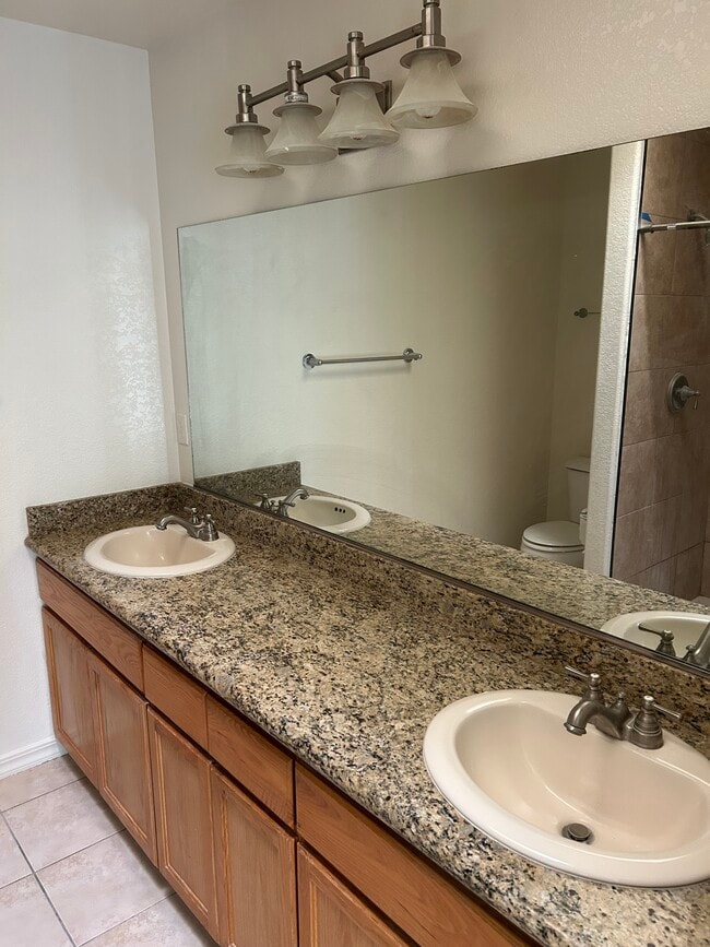 Master bedroom bath - 10733 Garibaldi Dr