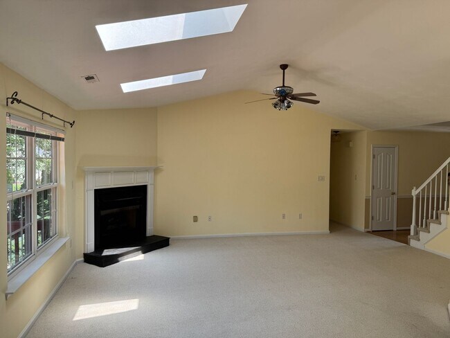 Foto del edificio - Location! 4 bedroom with garage convenient...