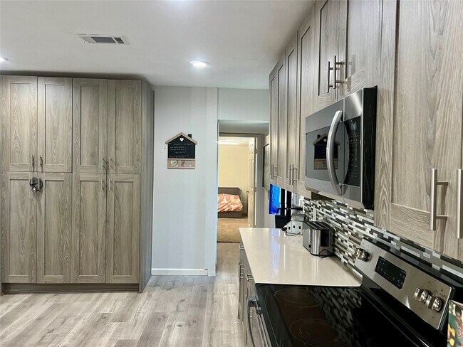 Building Photo - 14246 Ravine
