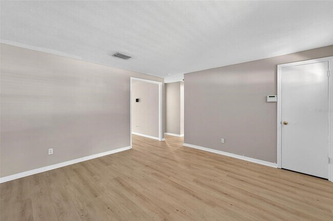 Building Photo - 1712 Village Ct