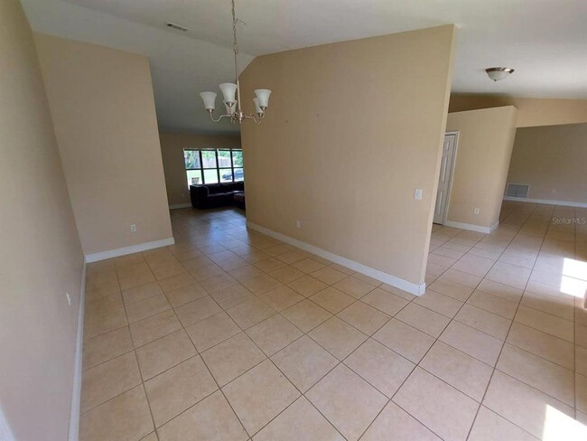 Building Photo - 1401 Sugar Cane Dr
