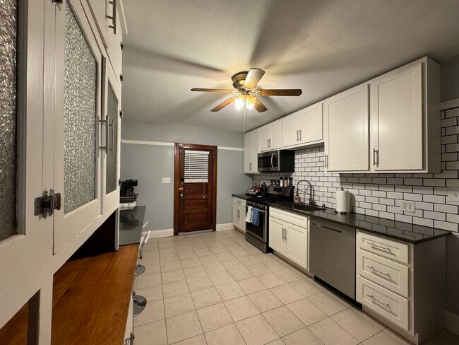 Cocina - 821 E Pearson St