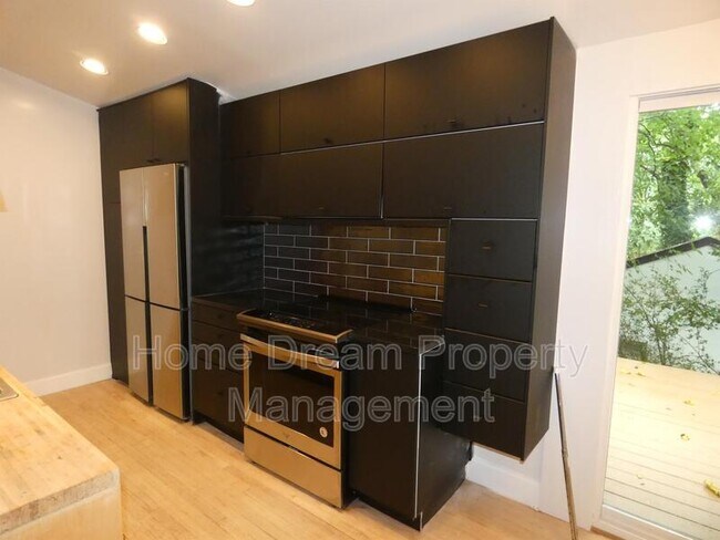 Foto del edificio - 3425 Spring Dr