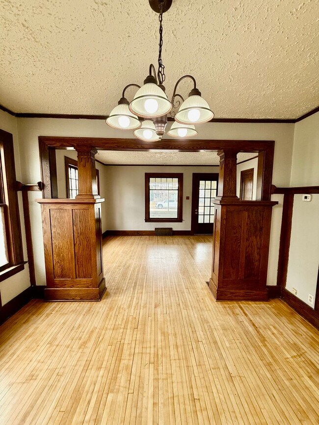 Foto del edificio - 845-847 2nd Ave NW