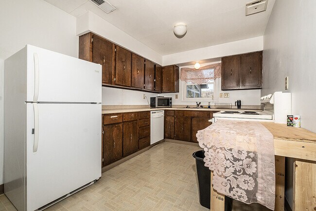 Building Photo - Fully Furnished Huge 2 bedroom
