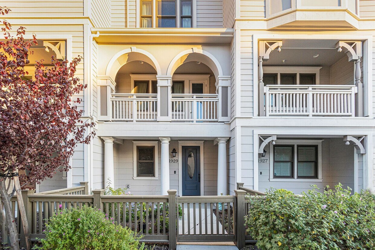 Primary Photo - 1929 Mulberry St. - 3 bedroom | 3 bath | L...