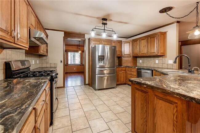 Building Photo - 2450 Sequoyah Dr