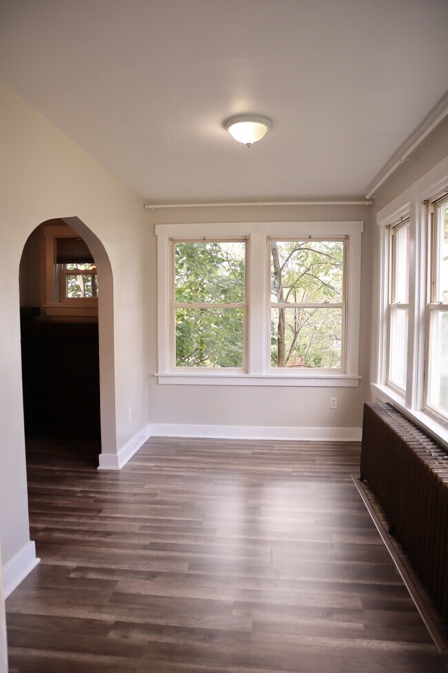 Luminoso solárium delantero con pintura nueva y mucha luz natural. - 201 Richbarn Rd