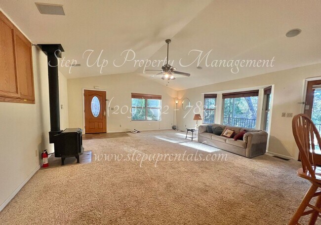 Foto del edificio - Spacious 4 Bed 2 Bath Home in Lovely Twain...