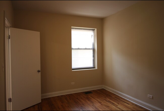 Spacious bedrooms - 3216 W Argyle St