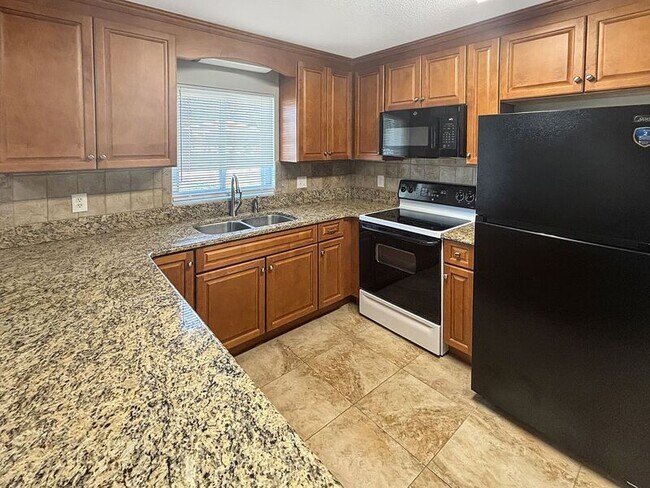 Foto del edificio - 221 S Johns St