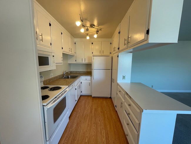 Building Photo - Beautiful 2 bedroom, 2 bathroom top-floor ...