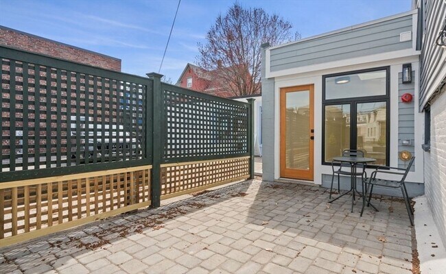 Building Photo - 202 Elm St