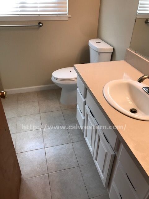 Building Photo - 2 bedroom 1 bath duplex