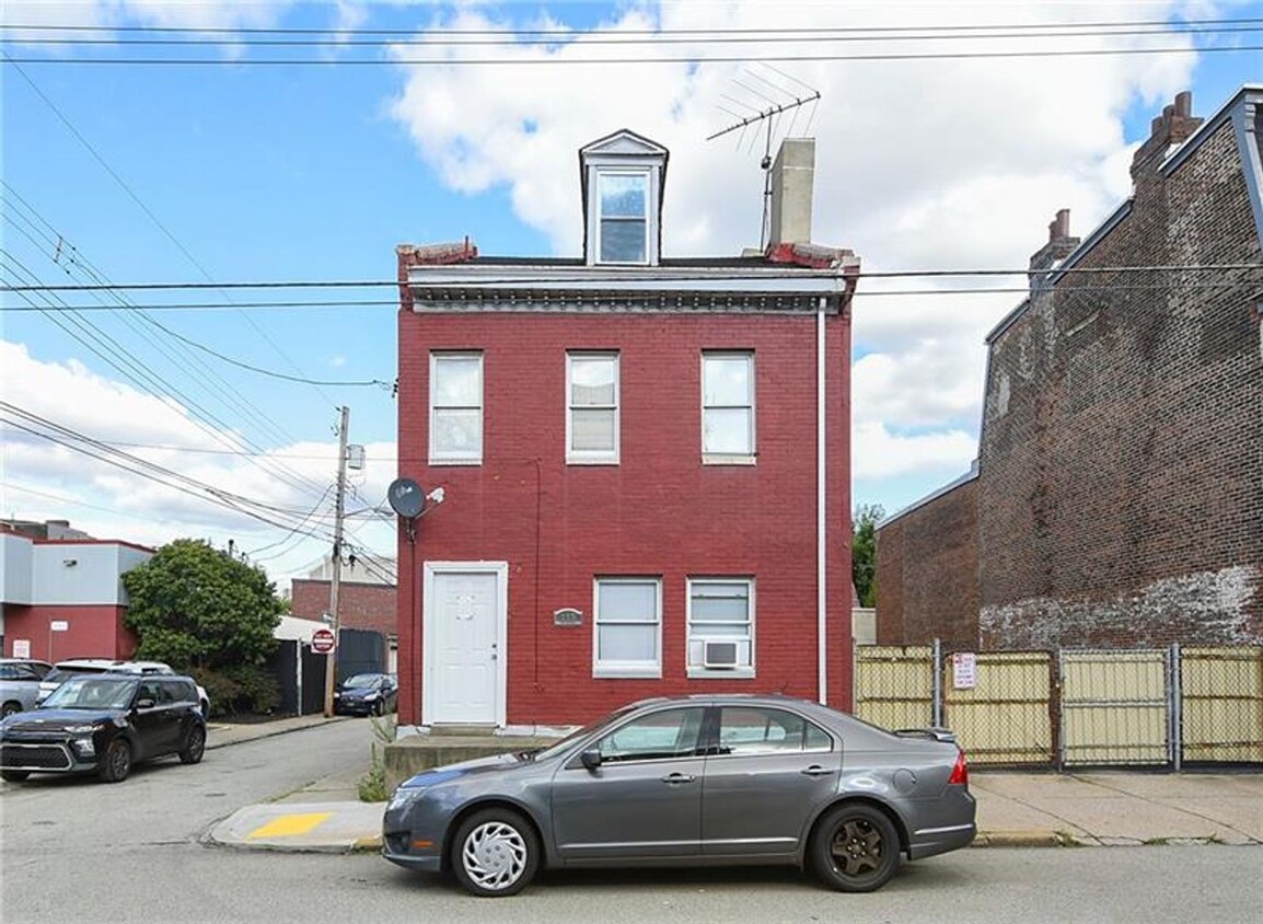 Primary Photo - Amazing South Side Location, 2 bed, 1 bath...