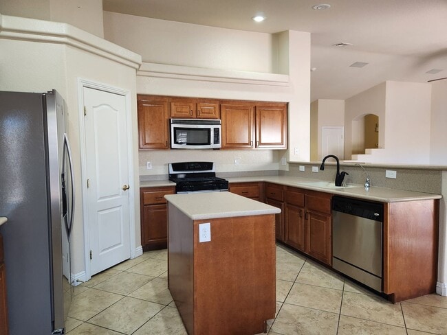 Building Photo - Large single story Home
