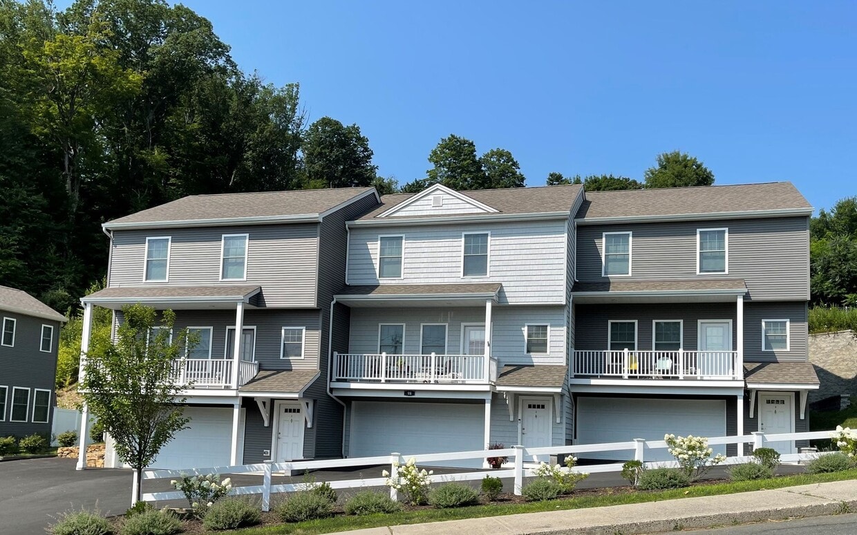 Primary Photo - Lovely 3BR/2.5 Bath Townhouse with 2 Car G...