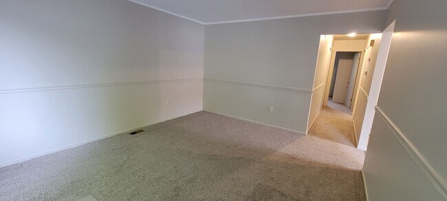 Building Photo - Move In Ready Home In Clinton Township