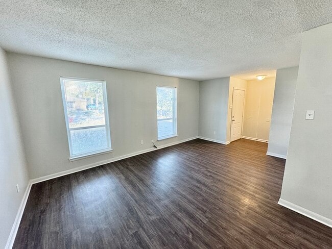 Foto del edificio - 4079 Forest View Dr