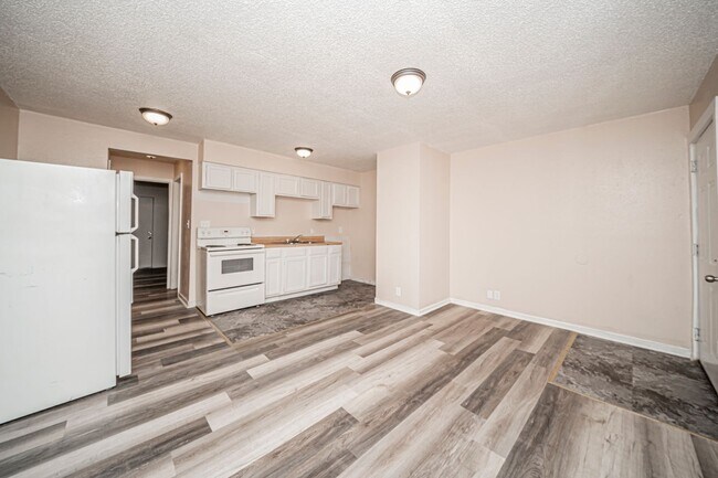 Foto del edificio - Please View 3D Virtual Walk-Through Before Scheduling a Showing