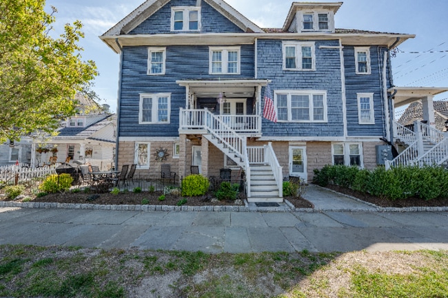 Building Photo - 637 Wesley Ave