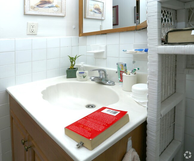 Hidden Creek at Clark (New Management!!) Apartments in Clark, NJ