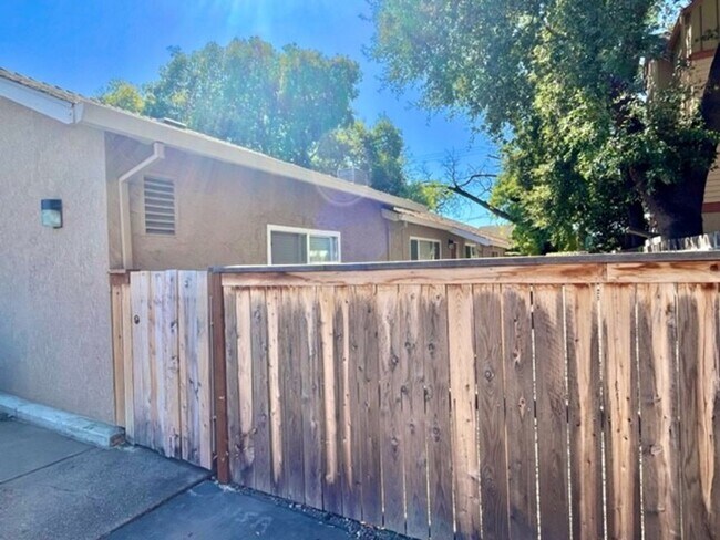 Foto del edificio - Available June 2026! Plus a $500 Visa Gift Card! Nice home with private front yard