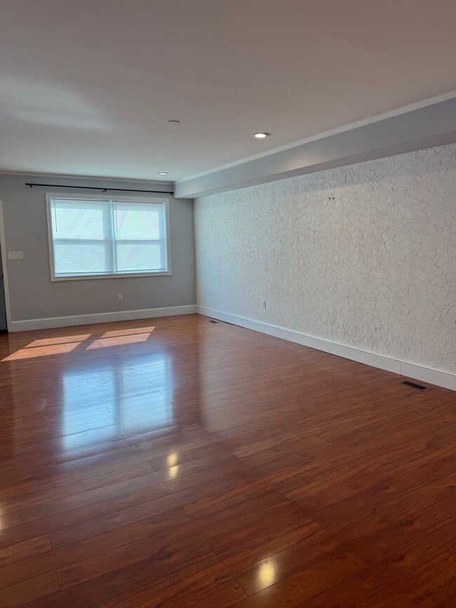 Building Photo - Spacious 3-Bedroom 1.5-Bathroom Home in Po...